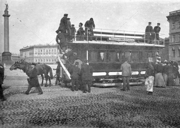 Конка на остановке Дворцовая площадь. Фотограф К. Булла. Нач. 1900-х..0