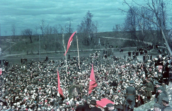 Первомай в Смоленске, 1942 год.

..2