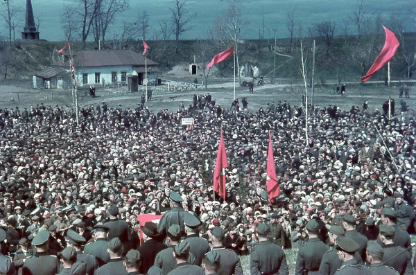 Первомай в Смоленске, 1942 год.

..1