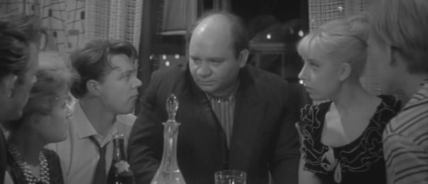 — Вы были за границей?
— В Берлине, в Праге.
— Вы ездили туда по..0