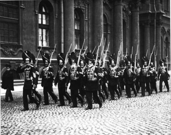 Взвод дворцовых гренадер на Дворцовой площади. 1914

Больше..0