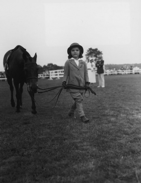 Жаклин Кеннеди со своим пони.

1934 год.

..0