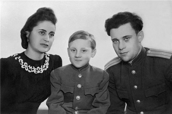 10-летний Володя Высоцкий со своим отцом Семеном Владимировичем и..0