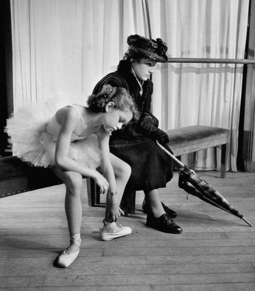 12-летняя Брижит Бардо в балетном классе, 1946 год.

Больше..0