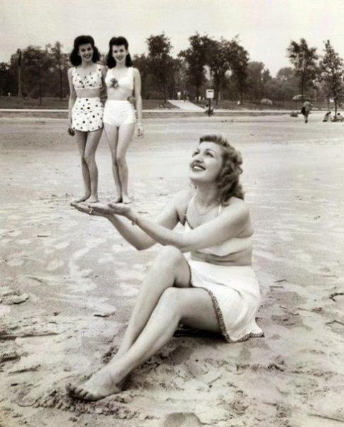 1940-е.

...а спустя 70 лет и наши свадебные фотографы узнали о столь..0