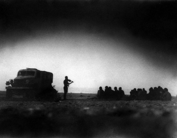 Английский капеллан играет на скрипке для штабных перед началом..0