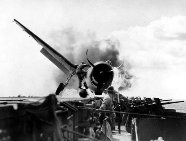 Авианосец USS Enterprise, 1943 год. Офицер катапульты лейтенант Уолтер..0