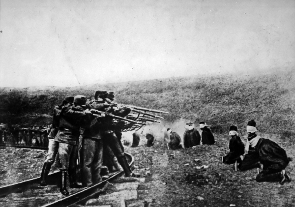 Австрийские солдаты расстреливают сербских пленных, 1917..0