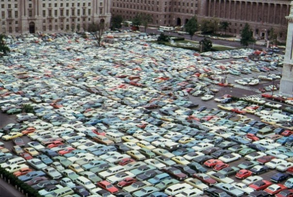 Автомобили на частной автостоянке в Вашингтоне, США, 1974 год.

В те..0
