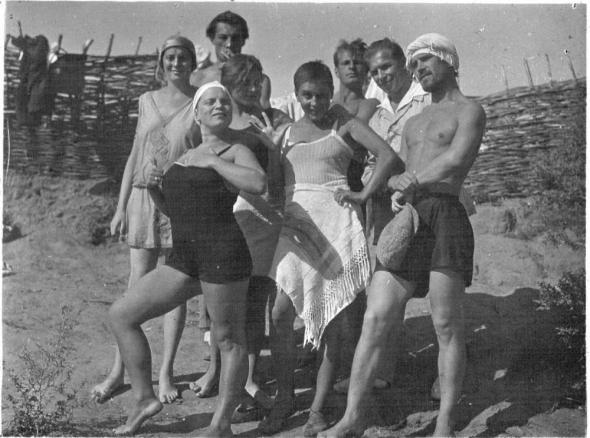 Безработица в Советском Союзе была преодолена в 1930 году. Именно..8