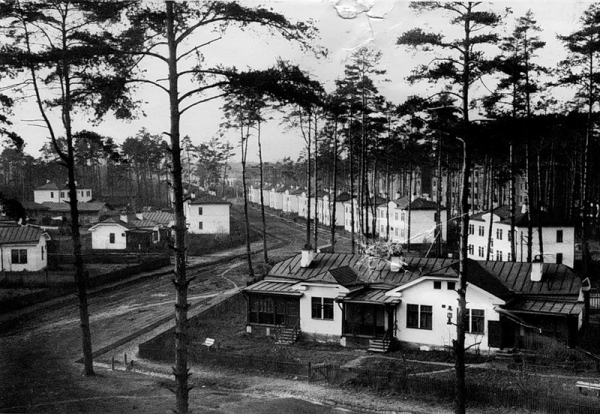 Безработица в Советском Союзе была преодолена в 1930 году. Именно..2