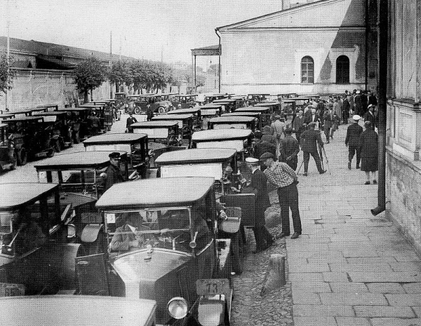Безработица в Советском Союзе была преодолена в 1930 году. Именно..4