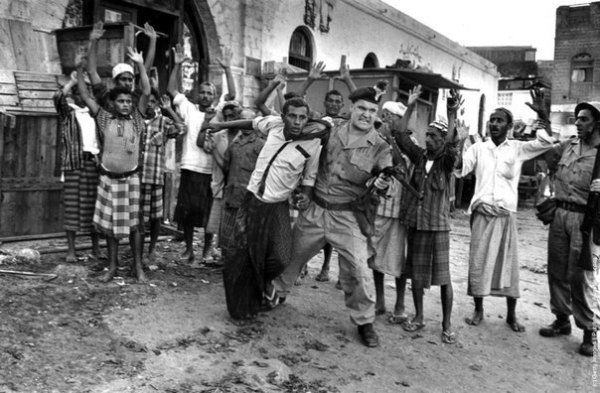 Боец полка Нортумберлендских фузилеров с арабскими..0