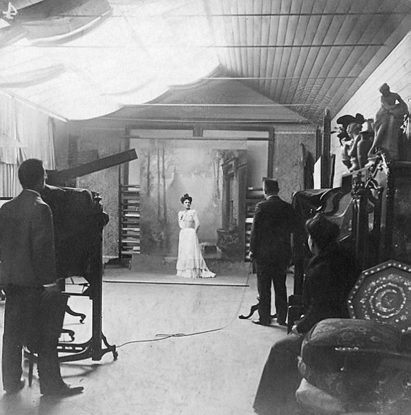 Британский фотограф Александр Виткомб в своей студии, 1880-е..0