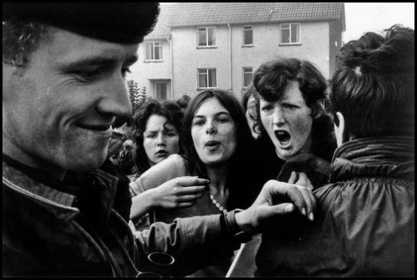 Британский солдат и ирландская молодежь во время протестов в..0