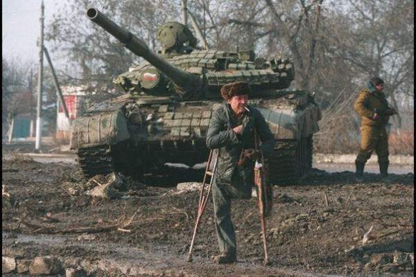 Чеченский старик и Т-72 федеральных войск в Грозном, январь 1995..0