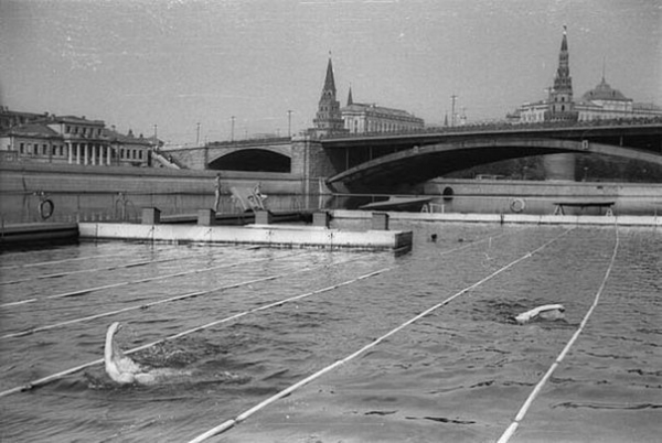 Чемпионат по плаванию  около Кремля... Москва река.

Больше..0