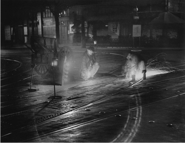 Чистильщики рельс, 1932 год.
Фотограф: Брассай.

Больше..0