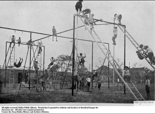 Детская площадка, 1900 год. Безопасность зашкаливает.

Больше..0