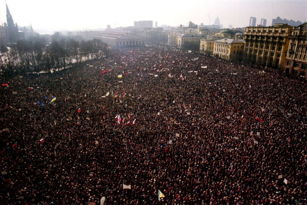 Два митинга 1991 года: за развал СССР и за сохранение СССР...

Больше..0
