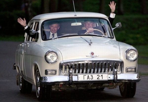 Джордж Буш-мл. за рулем ГАЗ-21 Владимира Путина, 2005 год.

Больше..0