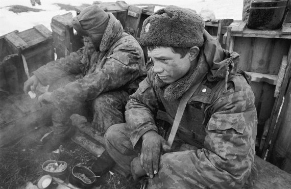 Фрагмент окопного быта солдат. Первая чеченская война 1994-1996..0