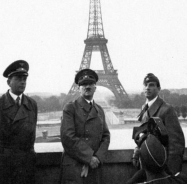 Гитлер на фоне Эйфелевой башни. Париж 1940 год.

Больше..0