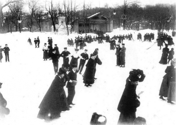 Группы на каткѣ. Петербургъ. Таврическій садъ. 1908 годъ.

Больше..0