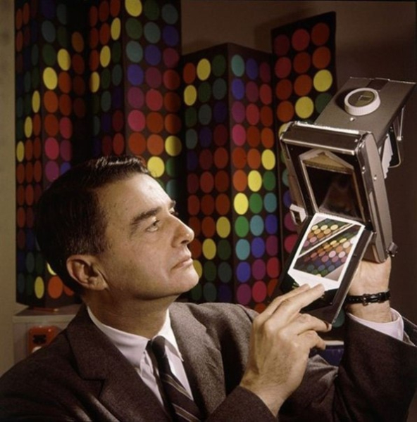 Изобретатель Эдвин Лэнд, президент и основатель корпорации Polaroid,..0