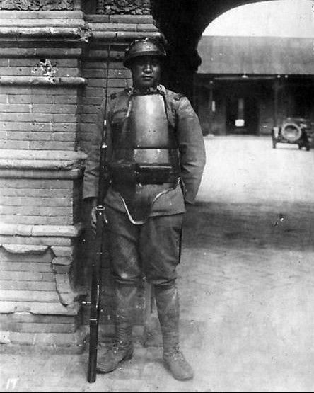 Японский солдат в бронекирасе, представляющей собой немного..0