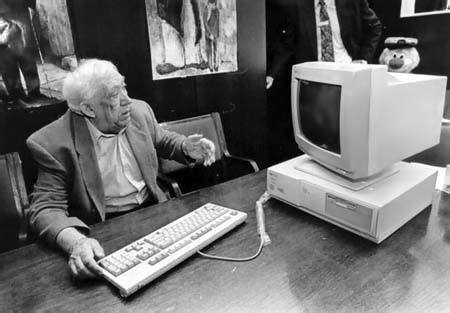 Юрий Никулин с персональным компьютером, Россия, 1990–е.

Больше..0