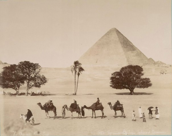 Караван идет мимо пирамид Гизы, 1860 год.

..0