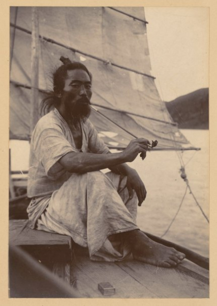 Корейский лодочник отдыхает после работы, 1904 год.

Больше..0
