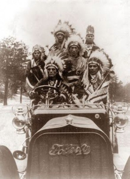 Коренные американцы едут на автомобиле, 1915 год.

Больше..0