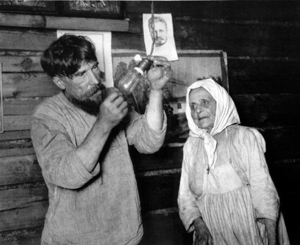 Крестьяне впервые видят горящую электрическую лампочку... 1920..0