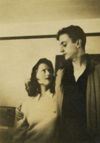 Курт Воннегут и его жена Джейн Мари Кокс, США, 1945 год.

Брачный..0