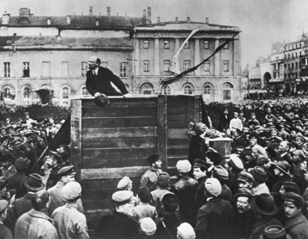 Ленин на митинге в Петрограде, 1917 год.

..0