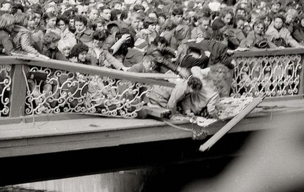 Ленинград. Открытие фонтанов в Петергофе. Май 1983 года

Больше..0
