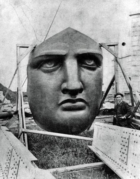 Лицо Статуи Свободы во время монтажа скульптуры, 1885 год.

Больше..0
