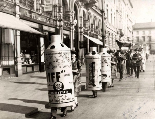 Люди в костюмах баллончиков с отравой для насекомых рекламируют..0