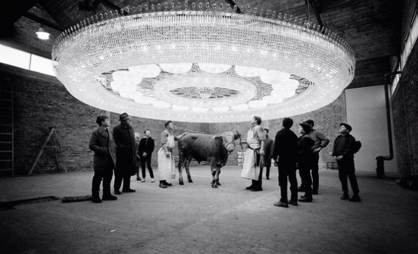 Люстра на скотобойне. ФРГ, Дармштадт, 29 ноября 1962 года. В 1962 году..0