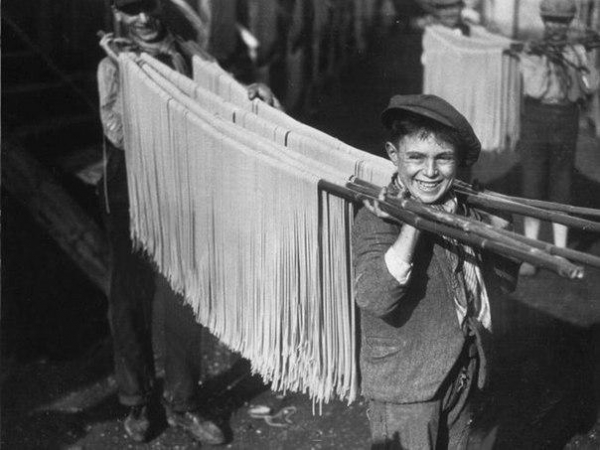 Мальчики несут спагетти... Италия, Неаполь, 1929 г.

Больше..0