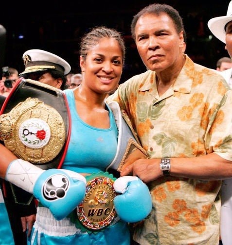 Мохаммед Али со своей дочерью Лейлой Али, 2005 год.

Больше..0