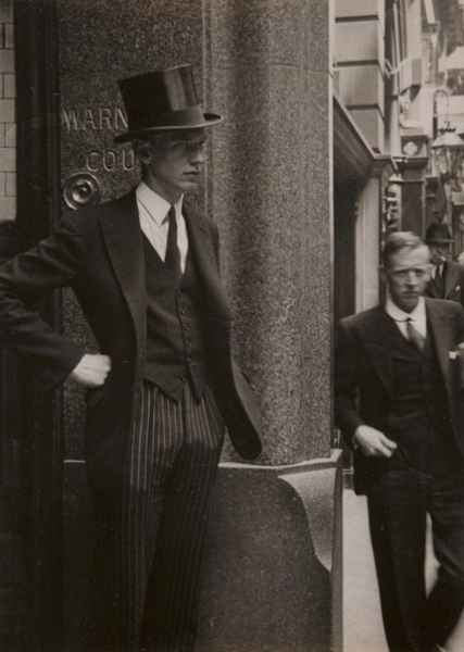 Молодой бизнесмен на Лондонской фондовой бирже.

1937 год.

Больше..0