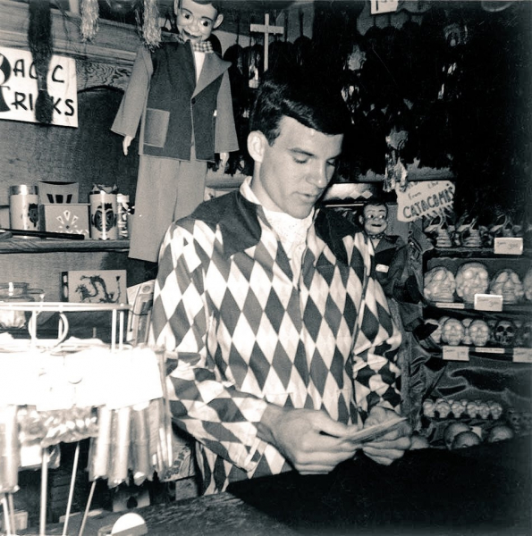 Молодой Стив Мартин за прилавком в Лавке Мерлина, Чикаго, 1961..0