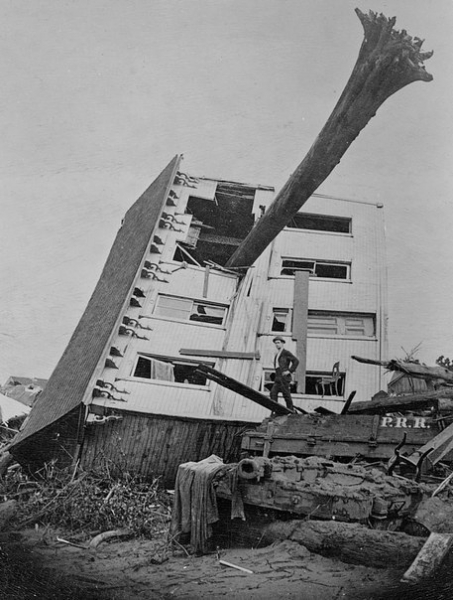 Мужчина напротив своего дома, который был разрушен в результате..0