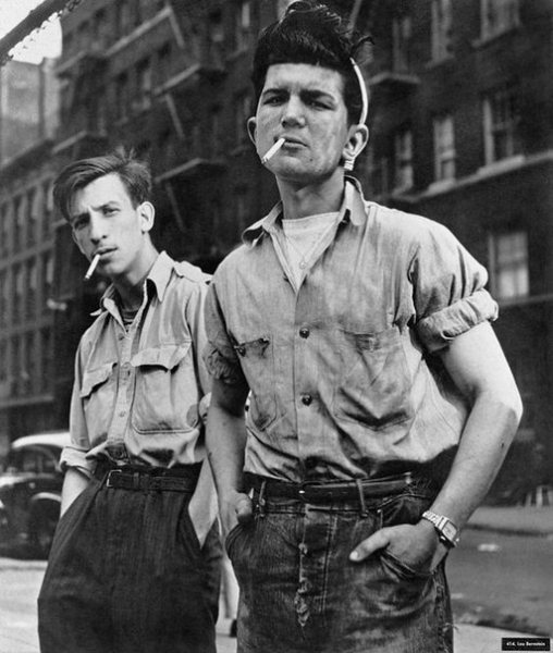 Мужчины позируют на камеру, 1949 год.
Фотограф: Lou Bernstein.

Больше..0