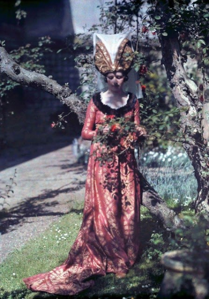 На фестивале Жанны д'Арк в Орлеане, Франция, 1932 год.

Больше..9