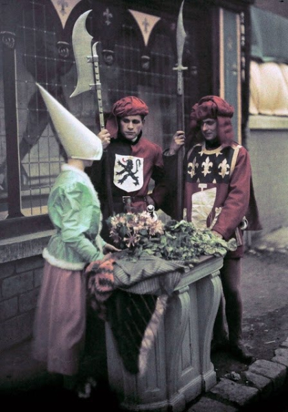 На фестивале Жанны д'Арк в Орлеане, Франция, 1932 год.

Больше..6