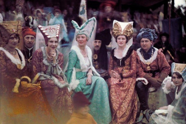 На фестивале Жанны д'Арк в Орлеане, Франция, 1932 год.

Больше..4